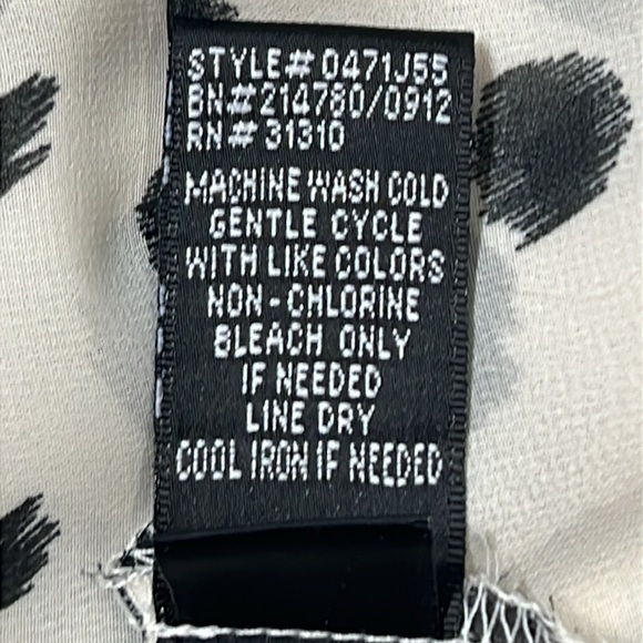 AB Studio EC Off white and black print top. Rolled up tabbed sleeves. Size med - Picture 7 of 8